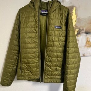 Patagonia NANO puff Insulated Hoodie- Mens Small in EUC (could fit ladies M?)
